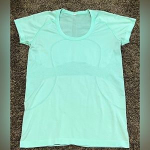 Lululemon Swiftly Tech Short Sleeve Shirt 2.0. Size 8 but tag is torn out.